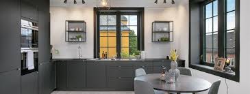 Alle våre stoler er gamle, fra loppemarked og bruktfunn. Interiortrender 2019 Og Kjokkentrender 2019 Bora Engebretsen As