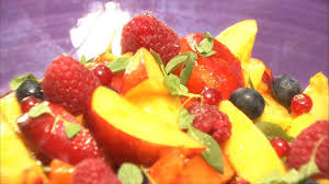 Recette Salade De Fruits Frais Et Marjolaine Au Sirop De Romarin Petits Plats En Equilibre Tf1 En 2020 Recette Salade De Fruits Salade De Fruits Salade De Fruits Frais