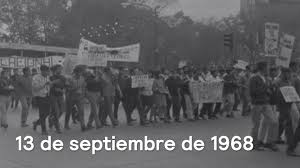 Dos horas después, se realiza el segundo mitin, luego de una marcha por el circuito. Fotografias Del Movimiento Estudiantil De 1968 Noticieros Televisa