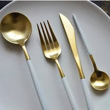 4 Piece Cutlery Set Gold And White Discover The Traditional Look Of Cutlery For Setting A Dining Table Reminisc Gold Dinnerware Cutlery Set Gold Cutlery Set