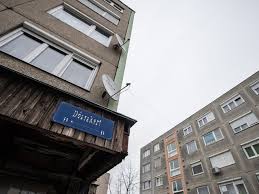 Önkormányzati lakáshoz jogszerűen csak a lakó kijelölésének jogával megbízott helyi képviselők juttathatnak bárkit. Tatabanyai Onkormanyzati Lakasok Fekete Miklos Valaszolt Magyarne Es Boda Kukat Jatszik Boldogulj Tatabanyan