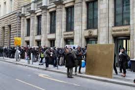 Deutsche bank ventured to do the impossible (value gold in a more or less rational way) and grouped its attempts in three (or perhaps four) categories. Datei Sebastian Bieniek Macht Kunst 2013 Deutsche Bank Kunsthalle Vogelschiss Auf 4 Qm Gold Wettbewerb Gewinner 3 Jpg Wikipedia
