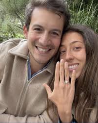 Alexia Meyer y Roberto Rodríguez celebran el inicio de una nueva etapa con  un “sí” que lo cambia todo. El anillo, elegante y lleno de significado,  refleja la promesa de amor eterno