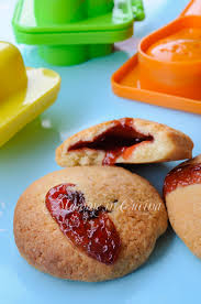 3 uova 80 g di farina 00 65 g di zucchero semolato 12 g di olio di semi o 20gr di burro fuso e freddo 1 bustina di vanilina 1 pizzico di sale 4. Biscotti Ripieni Con Marmellata Ricetta Facile Dolce Da Colazione