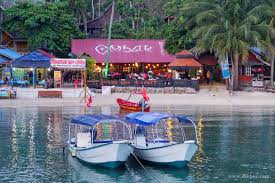 Kalau memandu, jarak perjalanan makan masa hampir 2 jam ke jeti kuala besut dari lapangan terbang kuala terengganu, dan rm100 kalau naik. Ombak Dive Resort Penginapan Terbaik Di Pulau Perhentian Kecil Lovely Bee