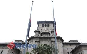 Menerusi kenyataan dimuat naik laman rasmi johor southern tigers (jst), hari ini, laman rasmi itu menyatakan ucapan takziah kepada seluruh kerabat diraja johor. Harian Metro On Twitter Johorbahru Bendera Johor Daerah Serta Bendera Persatuan Di Johor Diturunkan Separuh Tiang Mulai Hari Ini Sehingga Hari Ketiga Pemakaman Jenazah Bonda Sultan Johor Iaitu Enche Besar Hajah Khalsom