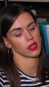 Nóra érettségi előtt állt, és a 180 centis magasságához nem volt 37 kiló. A  környezetében mindenki a legrosszabbtól félt, ő azonban nem tartott a  haláltól. Ma már egészséges, dolgozik, két lánygyerek ...