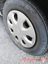 Makcik tu macam blur jer tengok meter kat pam tu. Tayar Bocor Masa Pergi Kerja