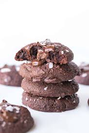 Add almond flour, baking soda and salt and continue beating until everything is incorporated. Keto Salted Chocolate Brownie Cookies Tastes Lovely