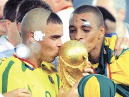 Ronaldo brasilien 2002 ronaldo wird nicht nur weltmeister 2002 sondern staubt auch noch den wm jahr bedeutet für ronaldo klassischerweise eine neue frisur in brasilien präsentierte er einen. Ronaldo Der Beste Sturmer In Der Geschichte Des Fussballs