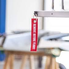 « retirer avant le vol ») est un avertissement de sécurité amovible communément observé sur des avions et engins spatiaux, généralement sous la … Shop Schlusselanhanger Remove Before Flight Towflexx