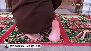 Hadits tentang bacaan di waktu duduk di antara dua sujud diriwayatkan oleh beberapa imam berawi hadits, dengan lafaz bacaan yang sedikit berbeda. 20 Cara Duduk Di Antara Dua Sujud Video Dailymotion