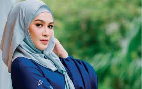 Temukan pin ini dan lainnya di niena baharun oleh dade molay. Tahniah Niena Baharun Hamil 13 Minggu Media Hiburan