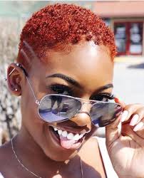 Coupe femme courte coupe tendance femme idée cheveux blonds moderne. Wave Femme Optez Pour La Tendance Wavy Sur Cheveux Afro