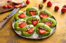 Apfel Und Erdbeeren Bilden Grune Ungeheur Weisse Bonbons Weisse Augen Halloween Esse Halloween Snacks Halloween Snacks Fur Kinder Halloween Rezepte Fur Kinder
