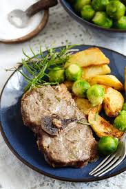 Season the lamb with salt and pepper and sprinkle lightly with thyme. Lamb Chops In The Oven With Potatoes