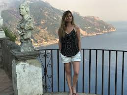 Oct 15, 2020 · laura cosoi este împreună cu omul de afaceri, cosmin curticăpean, de cinci ani și au două fetițe superbe. Italia Coasta Amalfi Laura Cosoi Amalfi Fashion Italia