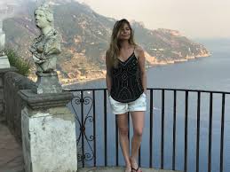 1.68m cosoi in one sentence: Italia Coasta Amalfi Laura Cosoi Amalfi Fashion Italia