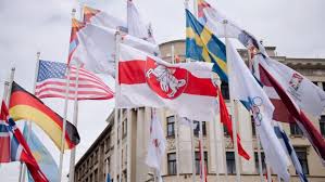 Původní státní vlajka české republiky byla složena ze dvou stejně širokých pruhů, spodního červeného a vrchního bílého, při poměru šířky vlajky k délce 2:3 (zákon č. Vyjadrujeme Solidaritu Beloruskemu Lidu Starosta Rigy Vymenil Na Mistrovstvi Sveta Vlajku Beloruska Irozhlas Spolehlive Zpravy