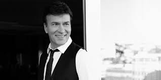 Tony carreira, nome artístico de antónio manuel mateus antunes ( armadouro, cabril, pampilhosa da serra, 30 de dezembro de 1963 ), é um cantor português. Tony Carreira Sony Music Entertainment Portugal