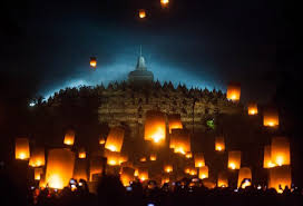 A pyramidal base with five concentric square terraces, the trunk of a cone with three circular platforms and, at the top, a monumental stupa. Tts Level 8 Candi Borobudur Waisak Vesak