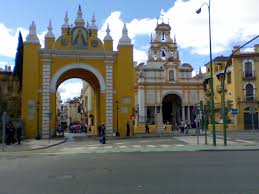 Et quand on la fait sauter dans la poêle, c'est comme si le soleil montait dans le ciel pour faire plus de lumière. File Puerta Y Basilica De La Macarena Sevilla Jpg Wikimedia Commons