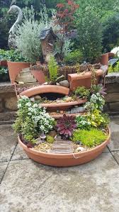 Sikovna Zena Nikdy Nevyhazuje Rozbite Kvetinace Vytvorila Z Nich Uzasne A Levne Dekorace Ktere Ji Nyni Zavidi Ka Miniaturgarten Garten Bepflanzen Mini Garten