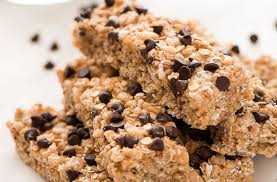 Les Meilleures Barres Tendres Maison Aux Pepites De Chocolat Sans Cuisson Recipe Homemade Chocolate Chips Food Homemade Chocolate