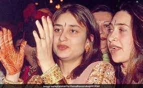 Karishma kapoor, her kids, samiera, kiaan raj kapoor and mother babita spotted at mumbai airport. Viral Kareena And Karisma Kapoor In A Rare Throwback Pic