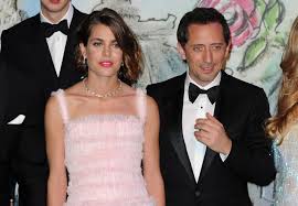 En raison du contexte sanitaire, la tournée « d'ailleurs ». Gad Elmaleh Decouvrez Les Femmes De Sa Vie Anne Brochet Marie Drucker Charlotte Casiraghi
