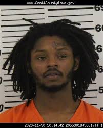 Police find felon with guns after executing search warrant Monday