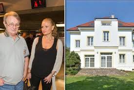Jiří adamec | časem asi něco napíši, ale dnes ještě ne. Reziser Jiri Adamec S Manzelkou Janou Prijdou O Vilu Za 100 Milionu Uz Toho Bylo Moc 24 Zpravy