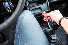 ピカピカに磨かれた、車の内装の背景に渋滞中のスピナーで遊んで手マンの写真素材・画像素材 Image 79556945