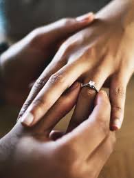 Jika anda bermimpi hal tersebut maka dalam waktu dekat ini anda akan dipinang dan segera berumah tangga. 5 Arti Pakai Cincin Di Setiap Jari Jempol Sampai Kelingking