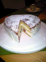 Die quarkmasse in die vorbereitete backform geben, heidelbeeren gleichmäßig darauf verteilen und bei ca. Verpoorten Mascarpone Torte In Herzform Mit Himbeeren Und Heidelbeeren Kuchenrezepte Mit Eierlikor Verpoorten