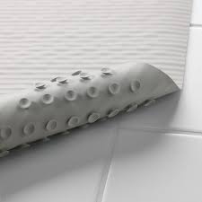 Questo tappetino da bagno per bambini permette ai vostri bambini di sguazzare al momento del bagno senza scivolare e senza doversi sedere su plastiche chimiche e potenzialmente dannose. Doppa Tappetino Per Vasca Da Bagno Grigio Chiaro 33x84 Cm Ikea Svizzera