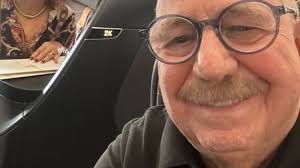Aos 81 anos, Renato Lombardi divide foto rara com a namorada em viagem de férias