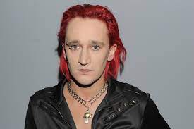 Michał wiśniewski to wokalista i autor tekstów. Michal Wisniewski