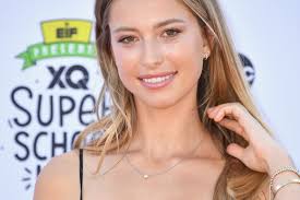 Steve Jobs' youngest daughter, Eve, models for Glossier in the beauty  brand's latest campaign, and Bill Gates' daughter is 'obsessed' with it