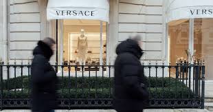 Photo Prada en passe de reprendre Versace pour relancer la croissance ...