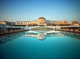 Mamaia se detaseaza in ceea ce programele de cazare cu all inclusive includ pe langa serviciile de cazare si mese complete de tip bufet suedez, gustari intre mese si bauturi open bar. Laguna Resort Spa Crete Mitsis Hotels