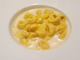 Preparazione dei tortellini in crema di parmigiano. Tortellini In Crema Di Parmigiano Ph Stefano Bugamelli