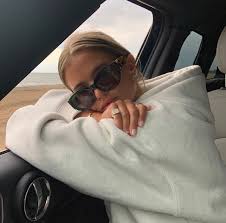 Cozy Hoodie For She Ness That S Softly Feminine Super Functional Athletic Wear In 2020 Poses Aesthetic Clothes Instagram Pose