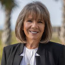 Dona Lee's Instagram, Twitter & Facebook