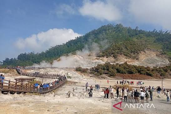 Wisatawan padati Kawah Sikidang Dieng - ANTARA News Jateng