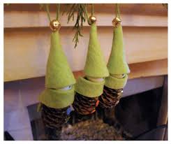 Recherchez parmi des pomme de pin photos et des images libres de droits sur istock. C Est Noel Des Lutins Pommes De Pin S Invitent Chez Nous Le Jardin Des Enfants