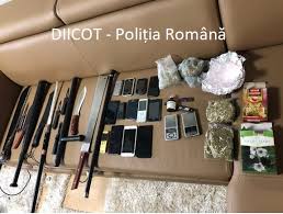 Articolul este insotit de trailere video. PercheziÈii La TraficanÈi De Droguri Care Vindeau SubstanÈe Psihoactive LangÄ Un Liceu Bate CuÈite Èi Macete GÄsite In LocuinÈele SuspecÈilor Foto