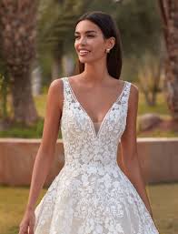 Check spelling or type a new query. Hochzeitskleid Mit 3d Spitze Und V Ausschnitt Von Demetrios