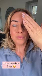 I love a dark Smokey eye this time of year !! 🎄This is a really easy one  to achieve with only a few products needed. Let me know what you think.  Would you give this one a go??#bobbibrown dual sided ...