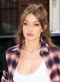 Gigi Hadid Photos Photos Gigi Hadid Steps Out In Nyc 2020 Sac Dogal Sac Ve Sac Rengi